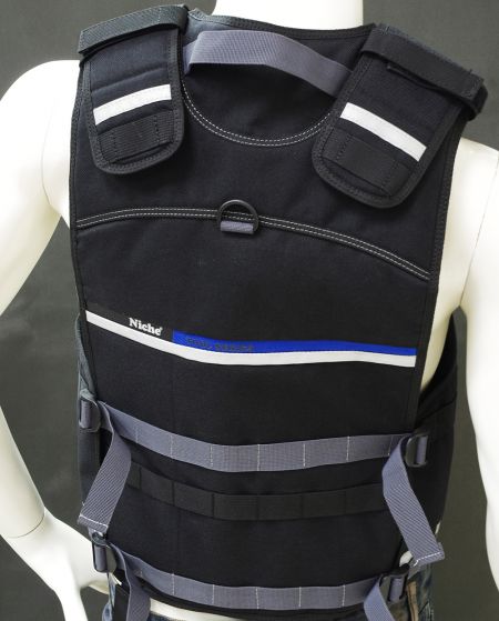 Design posteriore del gilet tattico con spallacci regolabili e cintura in vita, maniglia di soccorso, passante in webbing Molle, striscia riflettente.